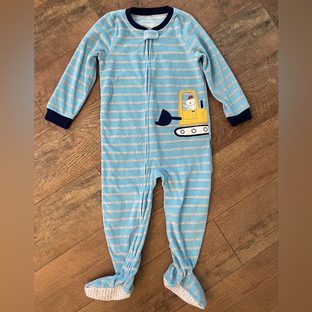 Lot of 2 Carter’s fleece footed pajamas. Both size 3T.